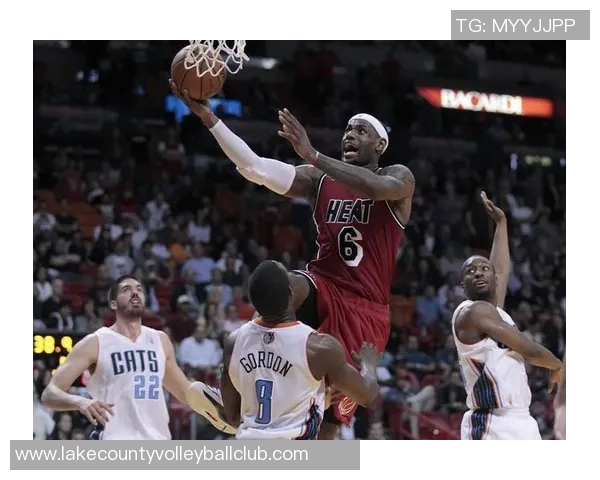 雷霆对决小牛精彩赛事回顾CCTV5直播全程解析与亮点分享