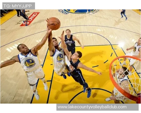 小牛与勇士激战四日NBA赛场再掀波澜球迷期待精彩对决 小牛与勇士激战四日NBA赛场再掀波澜球迷期待精彩对决